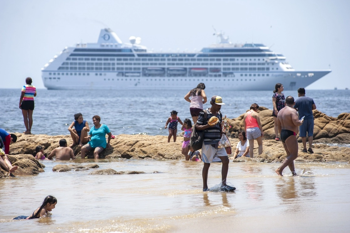 El crucero atracará en el muelle para servicios de mantenimiento. Foto Raúl Aguirre/ La Jornada Guerrero