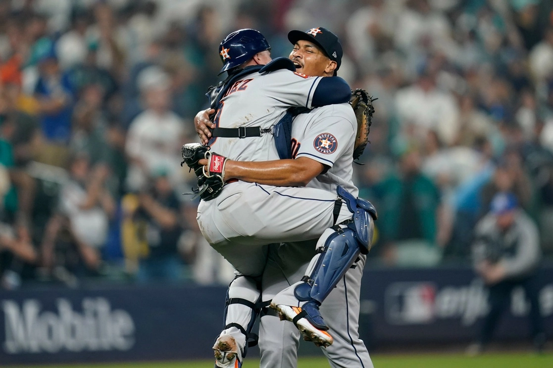 Jugadores de los Astros festejan luego de necesitar 18 entradas para lograr una carrera y vencer a Seatle. Foto Ap