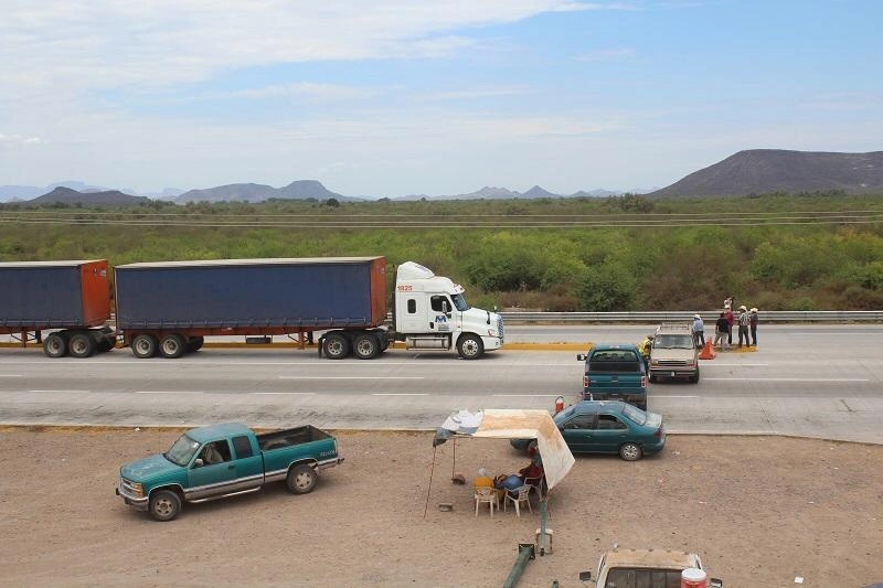 Miembros de la etnia yaqui levantaron el bloqueo que mantenían sobre la carretera federal México 15, a la altura del pueblo indígena Loma de Guamúchil, desde hace dos años. Foto ‘La Jornada’