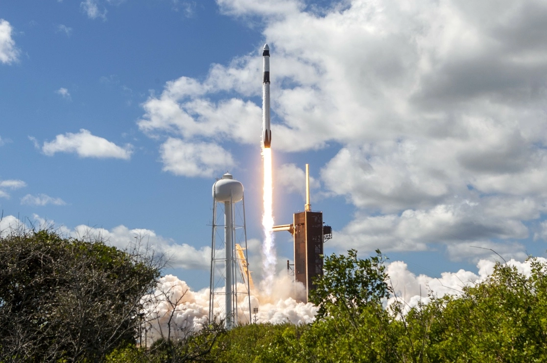 El cohete Falcon 9 de SpaceX con la nave espacial Dragon encima despega del Complejo de lanzamiento 39A en el Centro Espacial Kennedy de la NASA. Foto Afp
