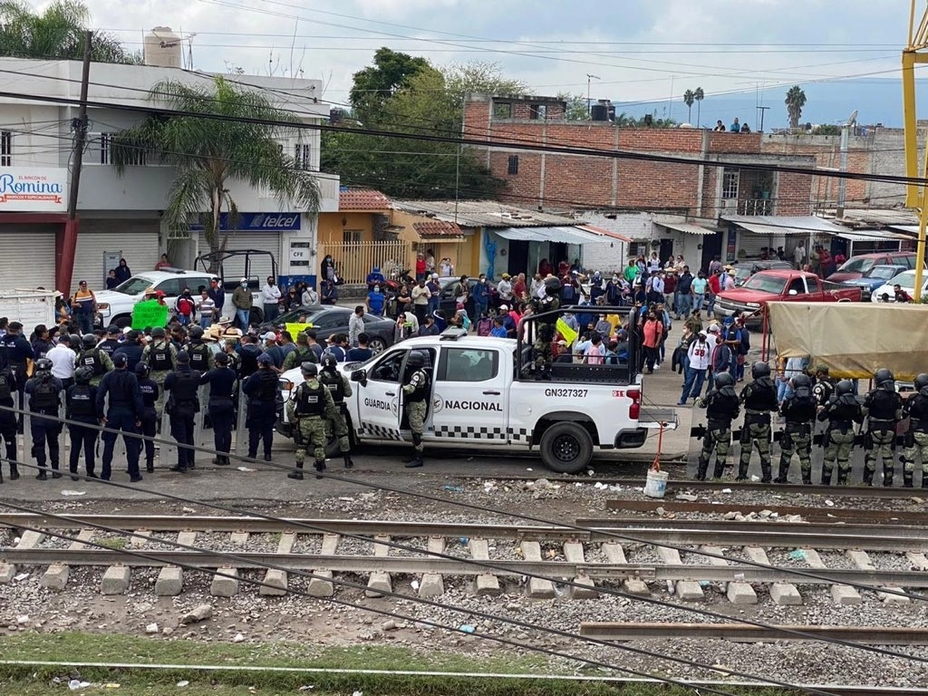 La SSP de Michoacán informó que mantiene el despliegue de dispositivos de seguridad para evitar bloqueos a las vías del tren en varios municipios del estado. Foto tomada del Twitter de @MICHOACANSSP
