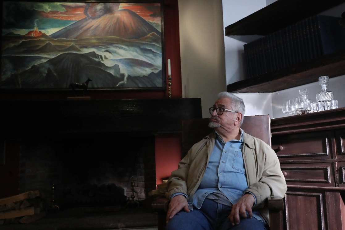 El cineasta, en una de las locaciones del rodaje en la colonia Jardines del Pedregal. Foto Roberto García Ortiz