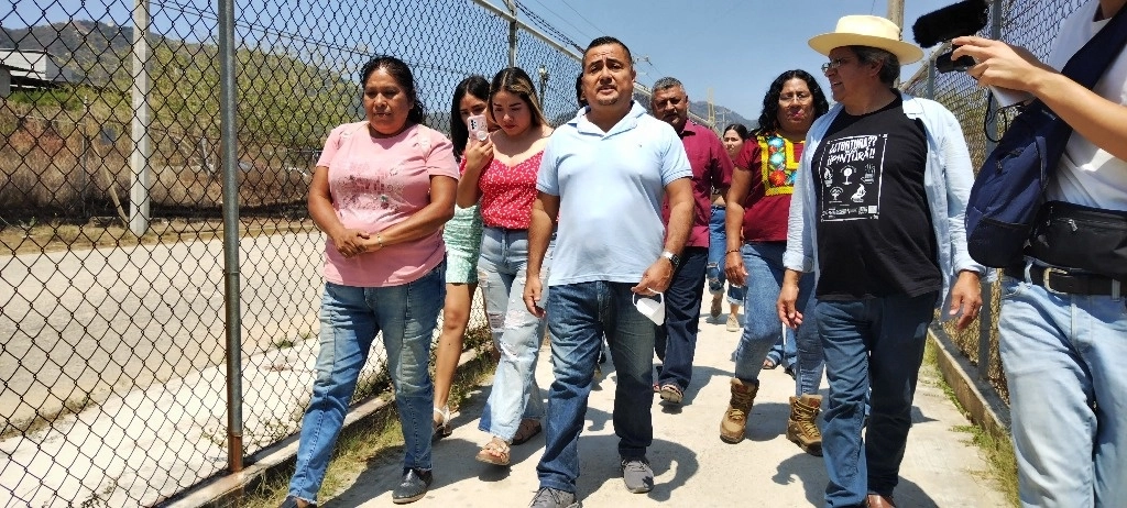 Este miércoles salió del penal de Las Cruces, Gilberto Aguirre Bahena, sobreviviente de la matanza de Aguas Blancas, ocurrida el 28 de junio de 1995. Foto Héctor Briseño