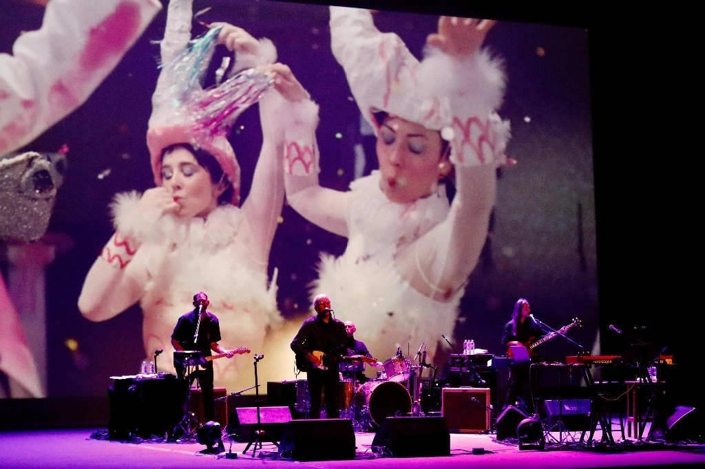 El músico elevó los ánimos de decenas de personas que corearon todos sus éxitos. Foto Germán Canseco
