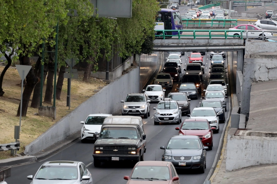 Según la AMIS, siete de cada 10 unidades aseguradas robadas ocurren en seis estados del país; es decir, 62 por ciento de los robos de automóviles se concentra en el Estado de México, Jalisco, Ciudad de México, Guanajuato, Puebla y Veracruz. En la imagen, tráfico en Viaducto, en la capital del país. Foto Roberto García Ortiz / Archivo