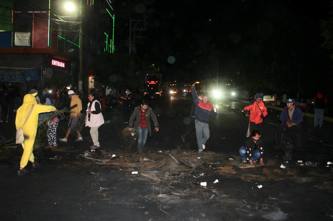 Los manifestantes advirtieron que continuarán con sus protestas hasta que el profesor Carlos "N" sea detenido. Foto Javier Salinas Cesáreo