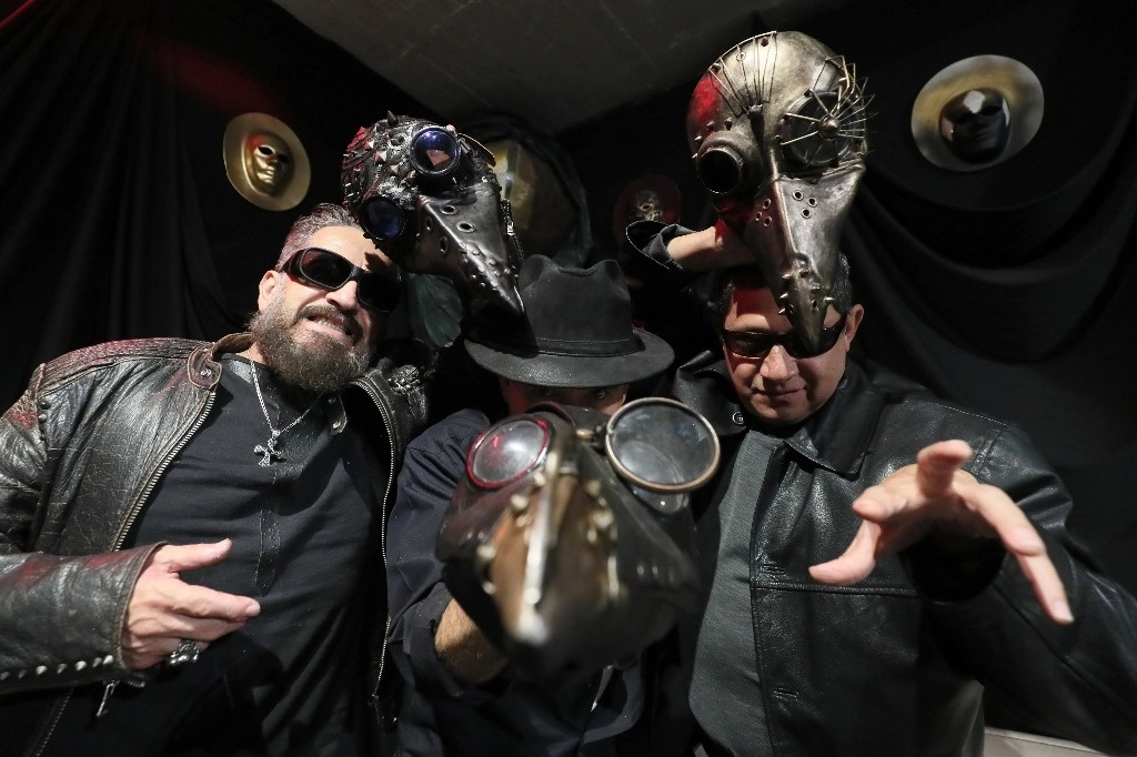 La agrupación con su estilo oscuro y teatral deja una huella en el rock alternativo mexicano. Foto Roberto García Ortiz