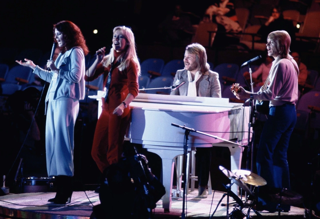 (De Izq. a der.) Anni-Frid Lyngstad, Agnetha Foltskog, Benny Andersson y Bjorn Ulvaeus, mejor conocidos como ABBA, durante una presentación en la Asamblea General de las Naciones Unidas, en Nueva York, durante la grabación del especial de NBC-TV ‘El concierto de Música para UNICEF’, el 9 de enero de1979. Foto Ap