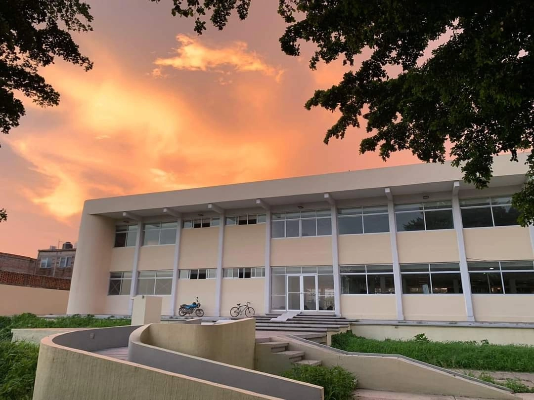 Personal de Servicios de Educación Pública del Estado de Nayarit recuperaron, de forma pacífica, el plantel de la Escuela Normal Experimental de Acaponeta, luego de 48 días ‘tomada’ por inconformes por el cambio del director Daniel Jiménez. Foto tomada del sitio de https://www.facebook.com/comite.enea / Archivo