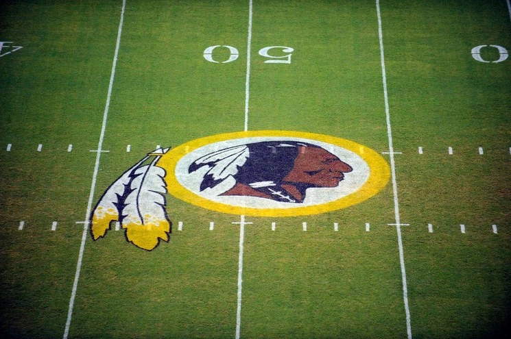 En imagen de archivo, el logo de los 'Pieles Rojas' se muestra en el campo antes del inicio de un partido de pretemporada de la NFL contra los Patriotas de Nueva Inglaterra en Landover, Maryland. Foto Ap