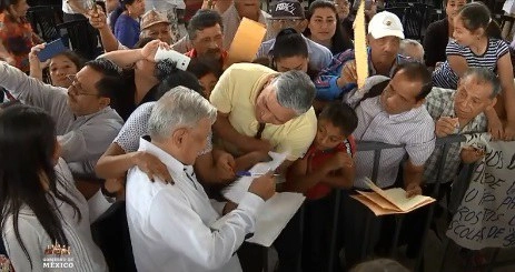 El presidente López Obrador al inicio de su encuentro con el pueblo chontal de la comunidad Tamulté de las Sabanas. Imagen tomada de la transmisión en vivo