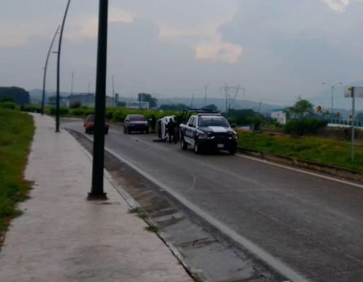 Imagen, difundida en redes sociales, del lugar del accidente, donde se ve la camioneta en la que viajaba el funcionario. 

