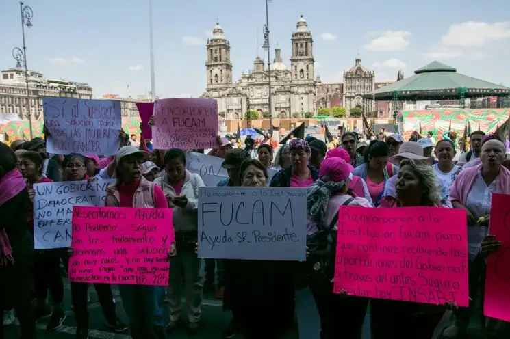 Pacientes de la Fundación de Cáncer de Mamá (FUCAM) se manifestaron en el Zócalo para exigir que no se le retire el apoyo gubernamental a esta organización. Foto: Cuartoscuro 