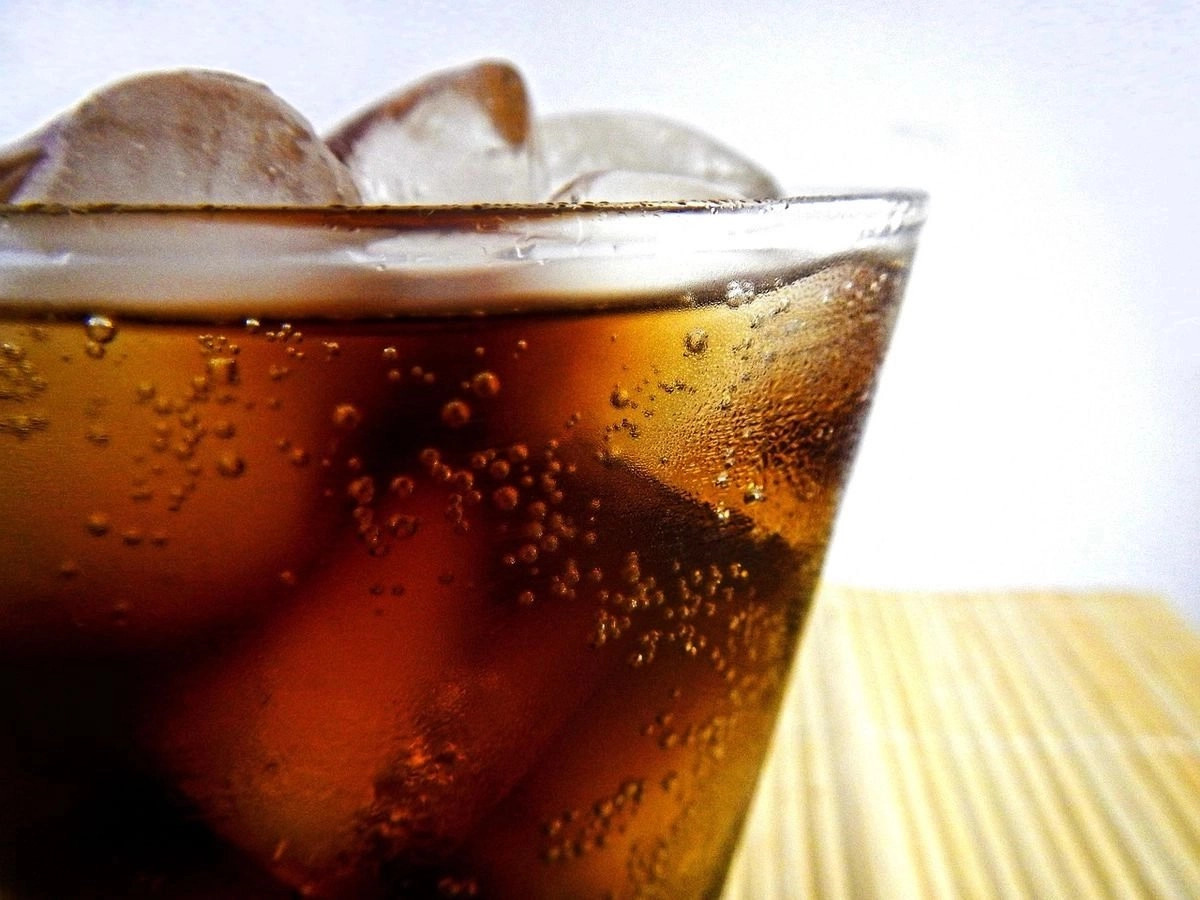 Altos directivos de Coca Cola ofrecieron reducir en 30 por ciento de manera escalonada los contenidos de azúcar en sus refrescos.