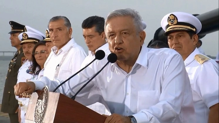 El presidente Andrés Manuel López Obrador durante la Ceremonia de Abanderamiento de las Dragas Montebello ADR-18 y Morelos ADR-19 en Frontera, Centla, Tabasco. Fotograma tomado del video publicado en la página de Facebook @gobmexico