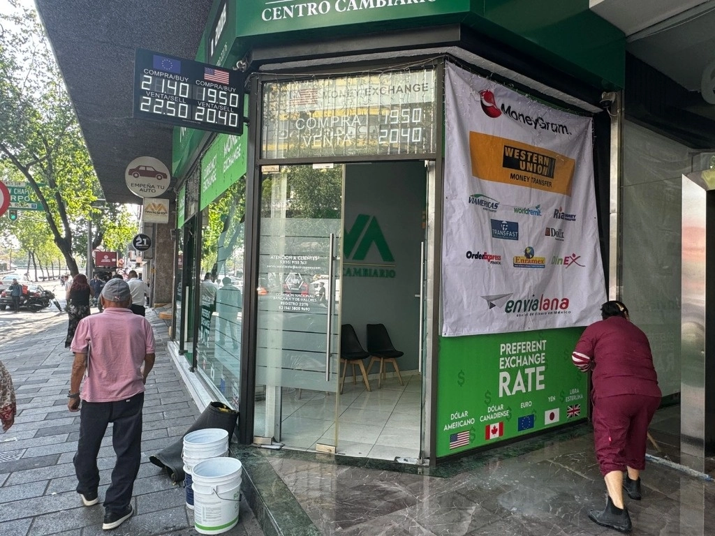 Cotización del dólar en casas de cambio en la Ciudad de México. Foto Luis Castillo / Archivo
