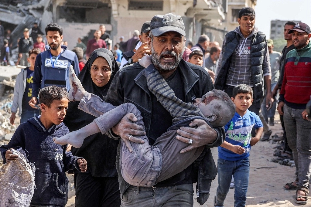 Trasladan al servicio médico a uno de los sobrevivientes del bombardeo israelí de ayer en la localidad norteña de Zarqua, en la franja de Gaza. Foto Afp