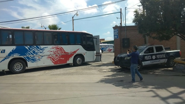 En la entrada del inmueble los choferes colocaron un moño negro por el asesinato cometido por presuntos extorsionadores en la localidad de Ojo de Agua, estado de México, el 7 de septiembre de 2023. Foto Ricardo Montoya
