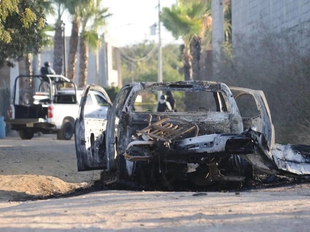 Un vehículo explotó la madrugada de este martes, luego de una balacera en la Limita de Itaje, municipio de Culiacán, Sinaloa. Foto 'El Debate de Sinaloa' / Marco Millán

