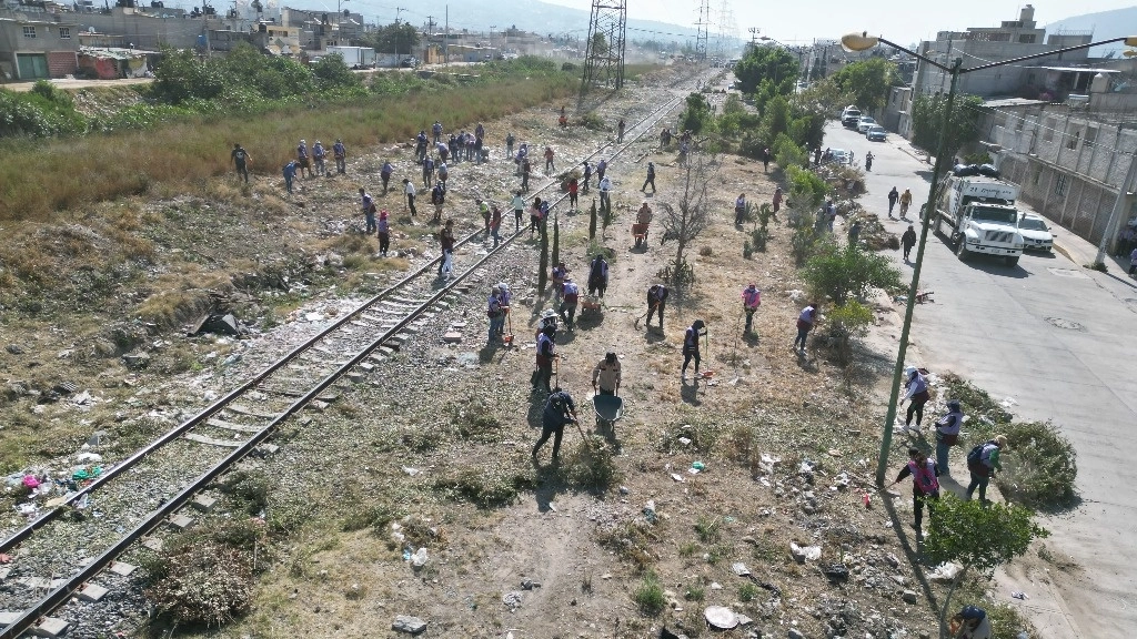 Más de mil 800 metros cúbicos de basura y desechos fueron retirados de los márgenes del canal de aguas negras del río de La Compañía. Foto 'La Jornada'
