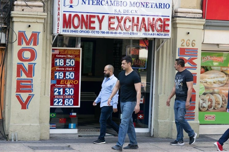 El dólar se cotiza en ventanilla en 19.50 pesos, en bancos de la Ciudad de México, el 13 de marzo de 2020. Foto Pablo Ramos