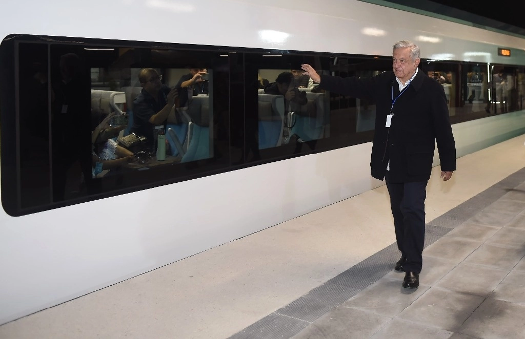 El presidente Andrés Manuel López Obrador fue el primero en descender del Tren Maya cuando llegó a su destino Palenque. Foto Presidencia