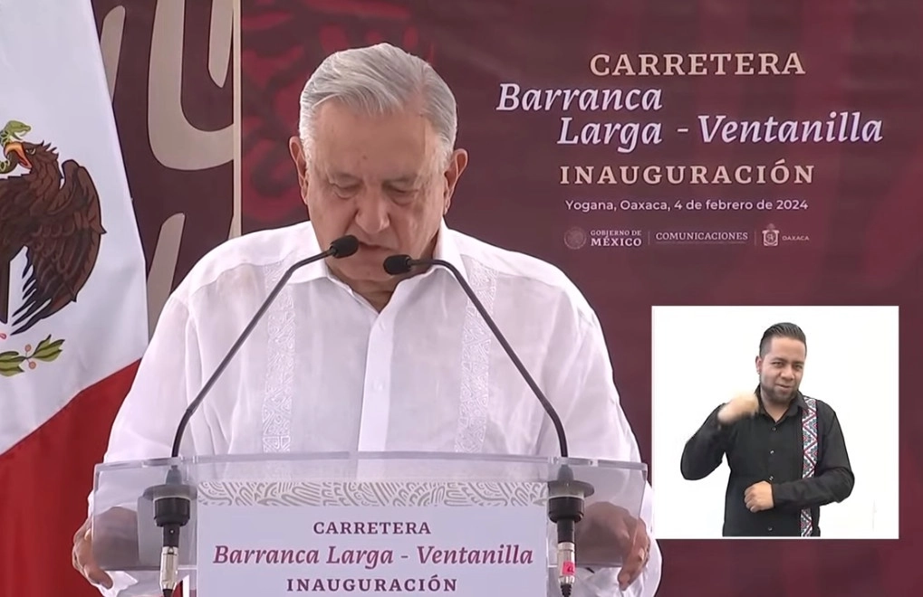 El presidente Andrés Manuel López Obrador encabezó la ceremonia simbólica donde se cortó el listón con la que se puso en operación la autopista Barra Larga-Ventanilla. Imagen tomada de la transmisión en vivo por Youtube