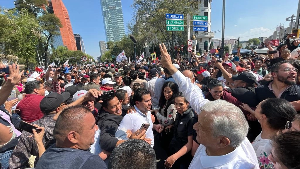 El Presidente Andrés Manuel López Obrador a la altura del Hotel Imperial, en su avance rumbo al Zócalo de la Ciudad de México, el 27 de noviembre de 2022. Foto José Carlo González