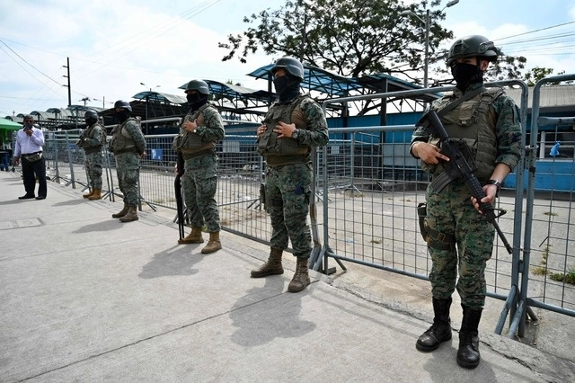 Armas, drogas y dinero fueron localizadas en el penal del Litoral ubicado en Guayaquil, Ecuador. Foto Afp