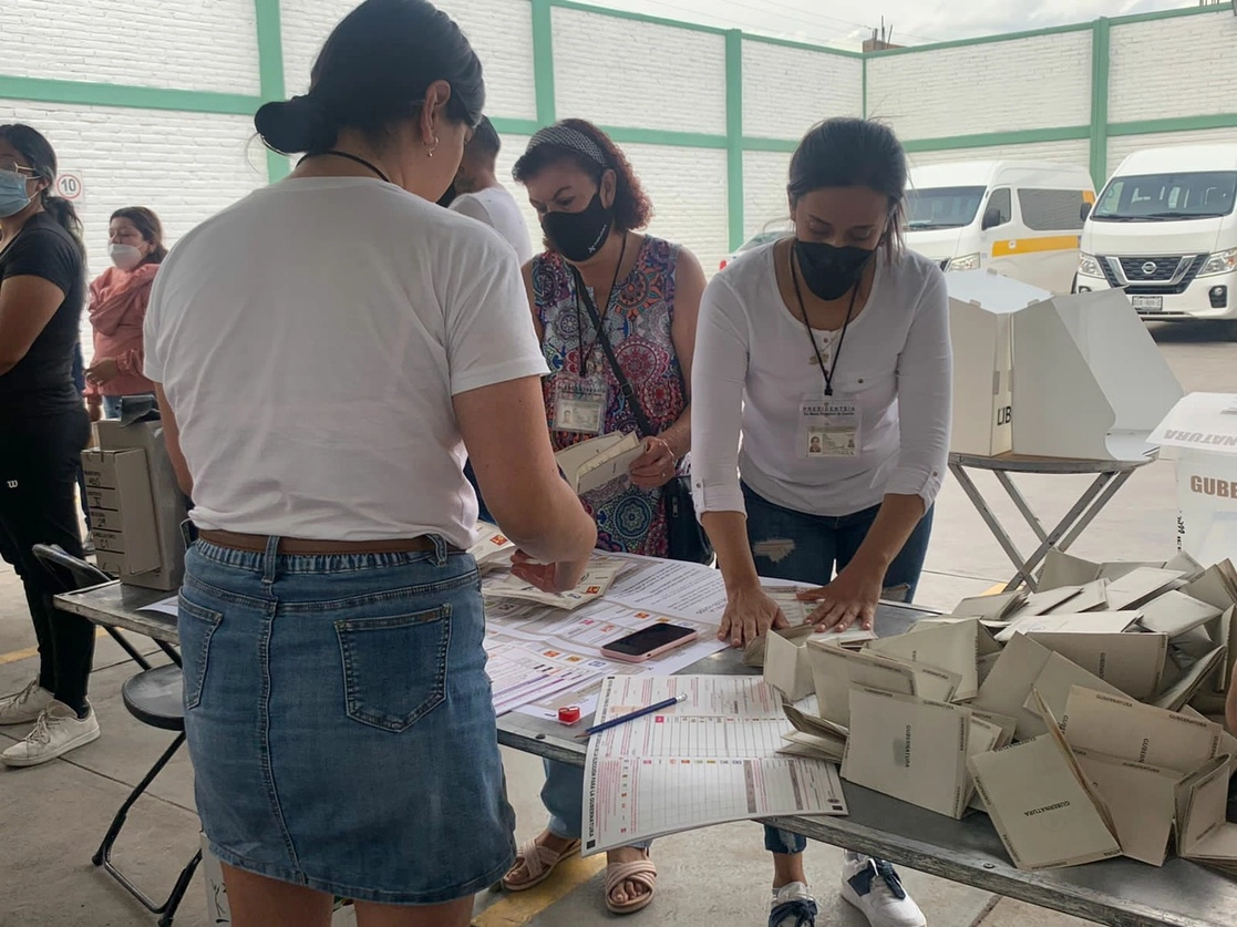 Conteo de votos en una de las casillas. Foto INE
