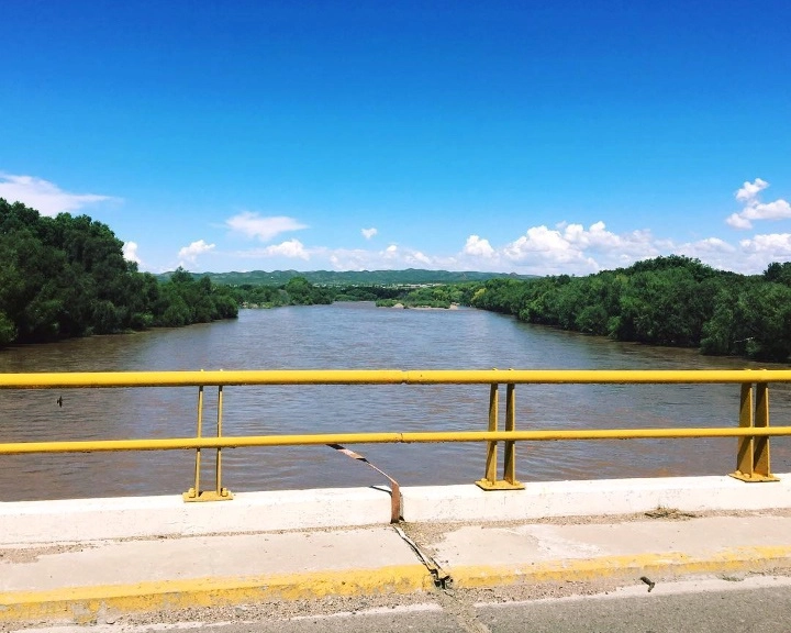 Imagen del río Conchos. Foto MikSed, através de https://commons.wikimedia.org/w/index.php?curid=78497287