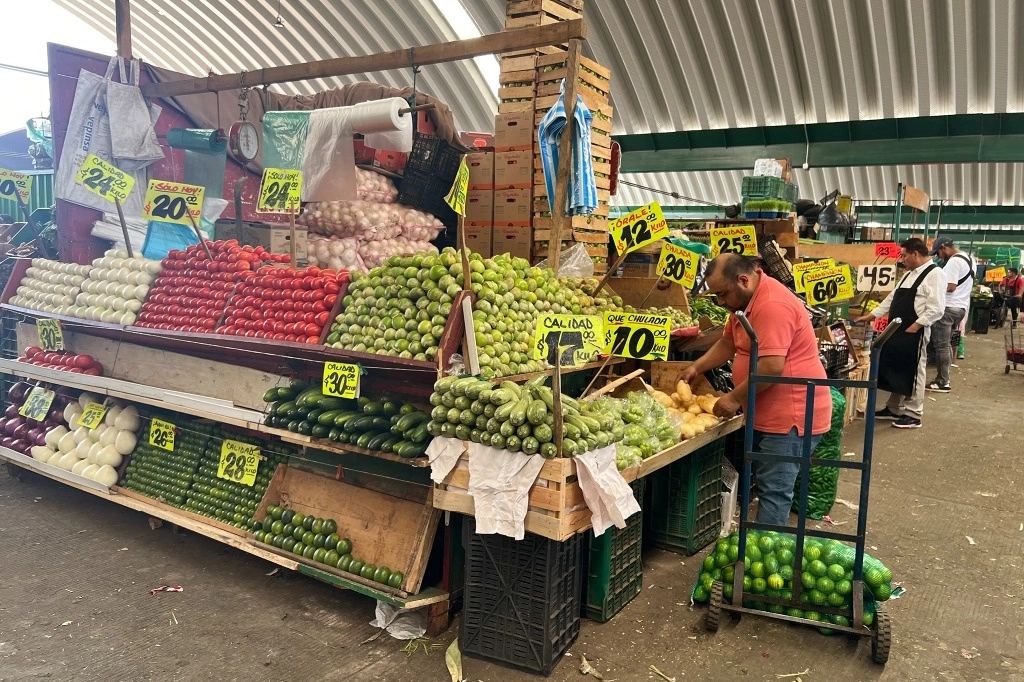 Durante el mes de abril se registró la caída de actividades secundarias  y actividades terciarias en el país. Foto María Luisa Severiano / Archivo