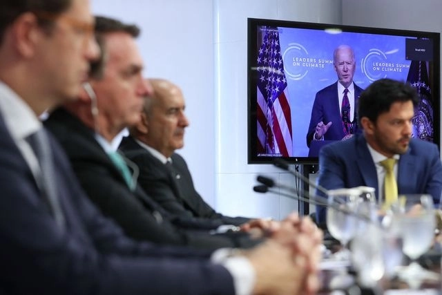 Jair Bolsonaro aprobó un recorte presupuestal para el Ministerio del Medioambiente a menos de 24 horas de haber participar en la cumbre climática. Foto Afp