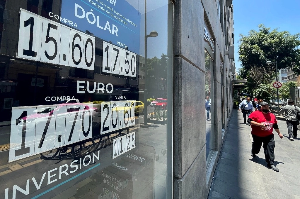 En imagen de julio pasado, la cotización del dólar en la Ciudad de México. Foto Roberto García Ortiz