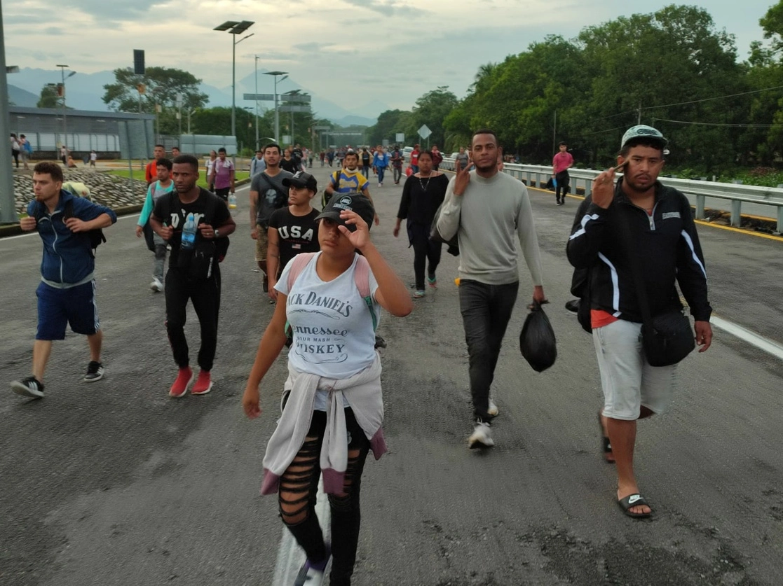 Después de un día de descanso, alrededor de 2 mil migrantes reanudaron la caravana hacia Mapastepec, ubicado a 60 km de Huixtla, debido a que las autoridades migratorias no se han dado abasto para a tender a todos. Foto Elio Henríquez