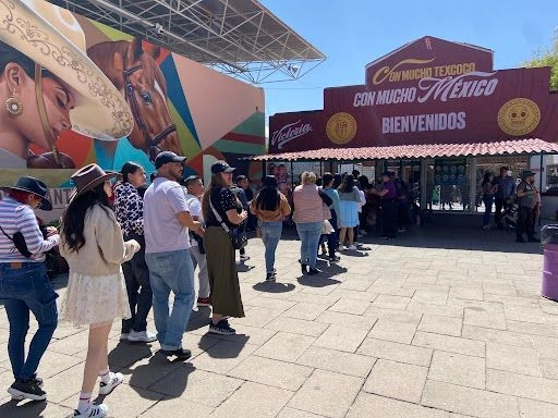 A pesar del infortunio, los siguientes días se vio abarrotado el palenque y la fiesta continuó. 