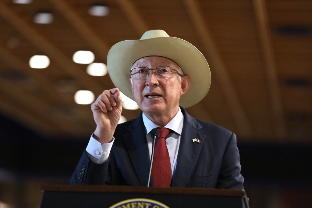 El embajador de EU en México, Ken Salazar, durante una conferencia de prensa. Foto Germán Canseco / archivo 