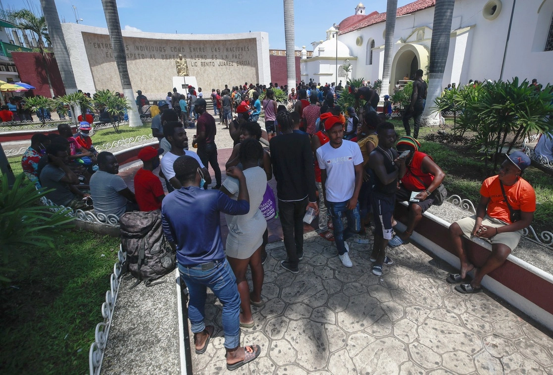 Tras dialogar con autoridades del INM, más de 300 migrantes -que el martes por la tarde partieron en caravana de Tapachula hacia la Ciudad de México- aceptaron ser trasladados Huixtla para que se agilice la entrega de documentos. Foto Víctor Camacho / Archivo