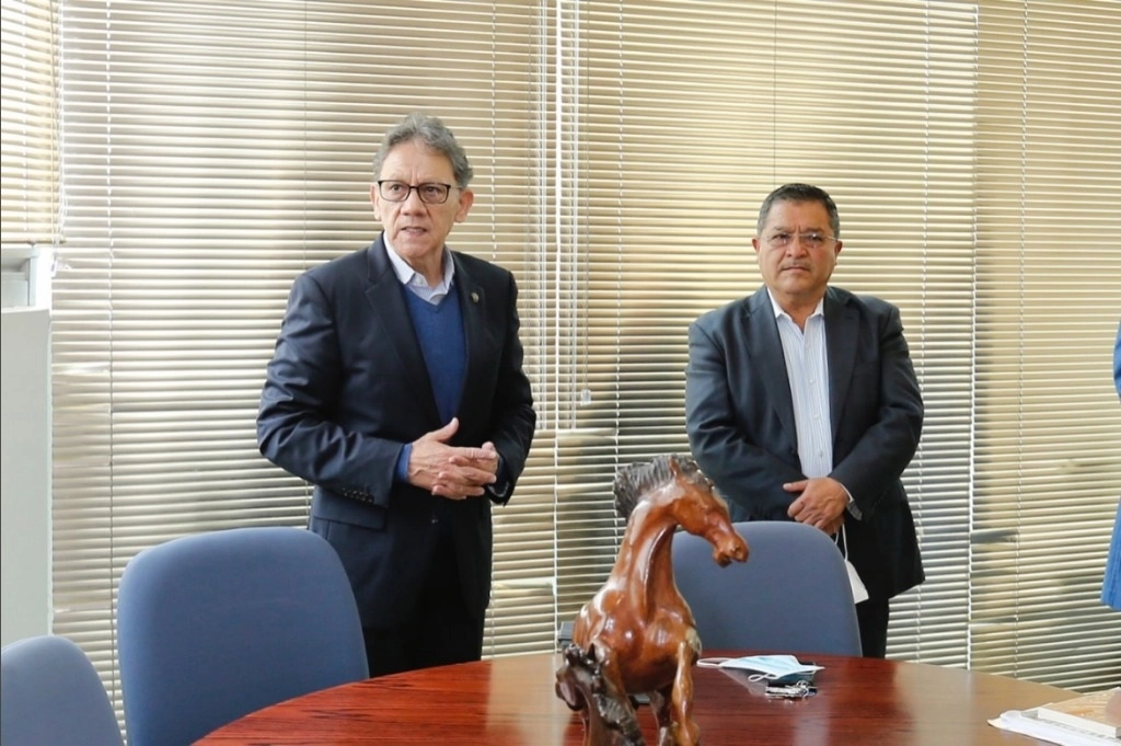 Días después de que legisladores advirtieron al rector de la UAMex, Alfredo Barrera (izq.) que de no dar posesión del cargo a Victorino Barrios (der.) como contralor de la universidad procederían por la vía penal, hoy fue presentado el nuevo funcionario vía redes sociales. Foto tomada del Twitter @UAEM_MX