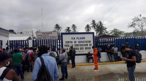 Decenas de personas esperan ser atendidos en la ventanilla de la empresa ICA Fluor, ubicada en la localidad de Dos Bocas, municipio de Paraíso, Tabasco, para entregar sus documentos y conseguir una vacante laboral. Foto René Alberto López