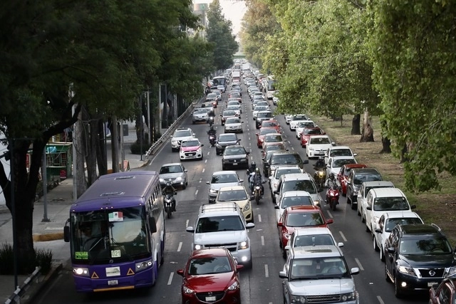 Tráfico vehicular sobre la avenida Tlalpan, en la CDMX. Foto Luis Castillo 