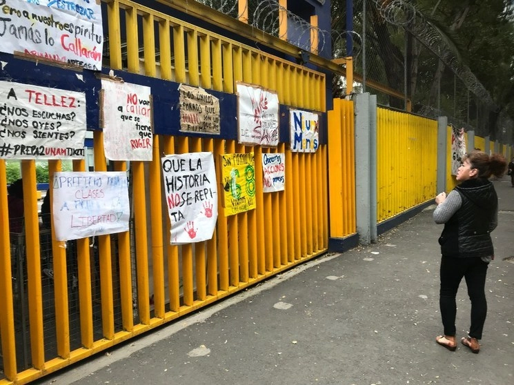 Alumnos paristas y directivos de la ENP No.7 de la UNAM, Ezequiel A. Chávez acordaron la entrega de las instalaciones. Foto Alfredo Domínguez