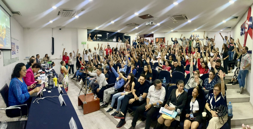Durante unas de las asambleas de  los sindicalizados de sobrecargos de aviación. Imagen tomada de https://x.com/ASSA_MX