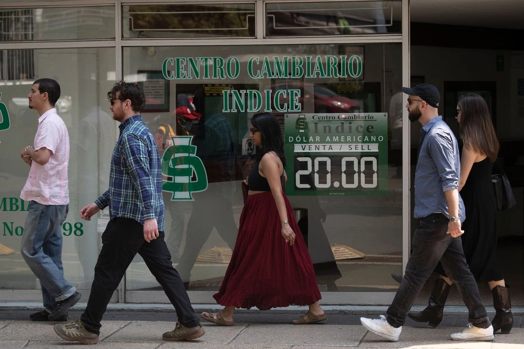Según el Banco de México el tipo de cambio operó entre un máximo de 20.16 pesos por dólar y un mínimo de 20.07 unidades en el mercado al mayoreo. Foto 