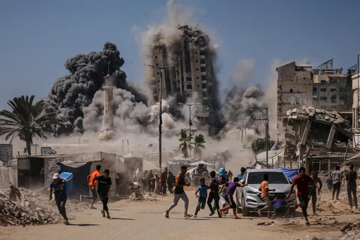 Los bombardeos sin tregua en la ciudad de Gaza la han reducido a escombros y los habitantes han tenido que huir. Foto 