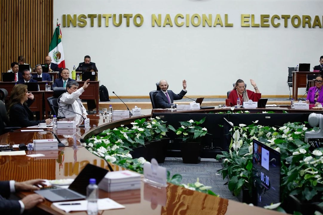 La consejera presidenta Guadalupe Taddei, la secretaria ejecutiva Claudia Arlett Espino, los consejeros electorales Jaime Rivera, Jorge Montaño, Carla Humphrey, Uuc-kib Espadas, Arturo Castillo, Norma Irene de la Cruz, Rita Bell, Martín Faz, Dania Paola Ravel, Claudia Zavala, durante la sesión extraordinaria del consejo general del INE, en la Ciudad de México, 15 de junio de 2025.
