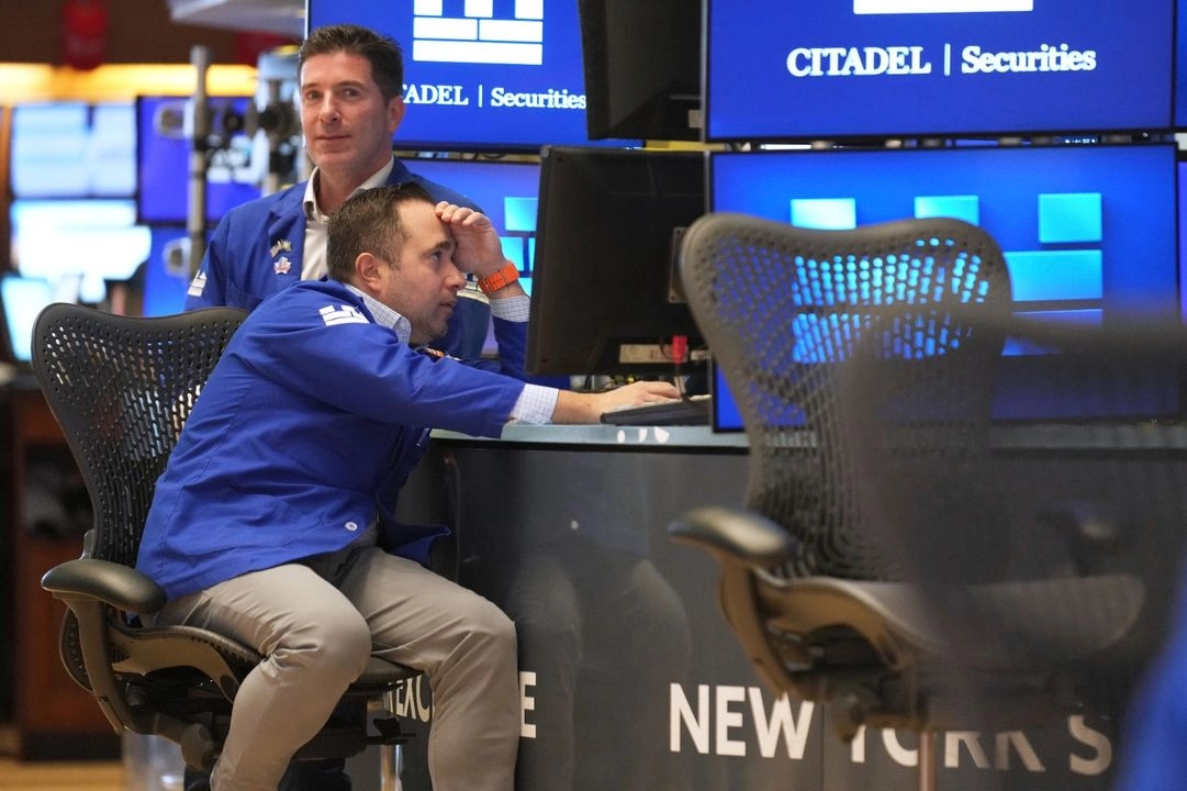  Operadores de la bolsa de Nueva York durante la sesión de ayer, en la cual cayeron el Dow Jones, el S&P 500 y el Nasdaq. Foto