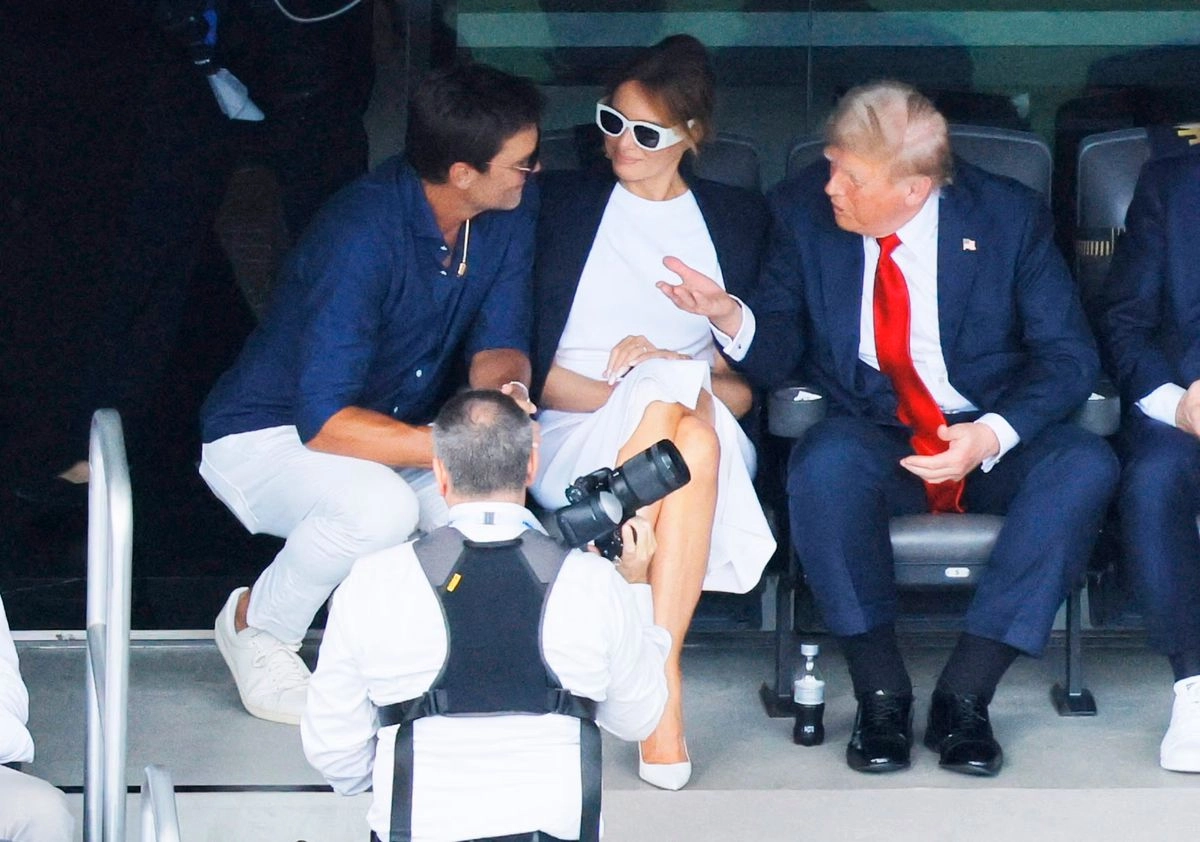 Una de las imágenes que se han distribuido en redes sociales muestra la hinchazón de los tobillos del presidente de Estados Unidos, Donald Trump, atribuida a problemas circulatorios.