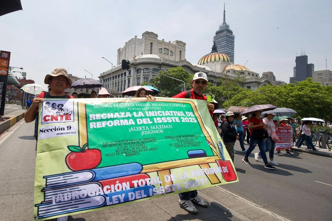 Contingentes de la CNTE llegan a la Torre del Caballito, sobre Reforma, para esperar los resultados de la reunión de los líderes magisteriales con autoridades de la Secretaría de Gobernación, en la Ciudad de México, el 20 de mayo de 2025. 