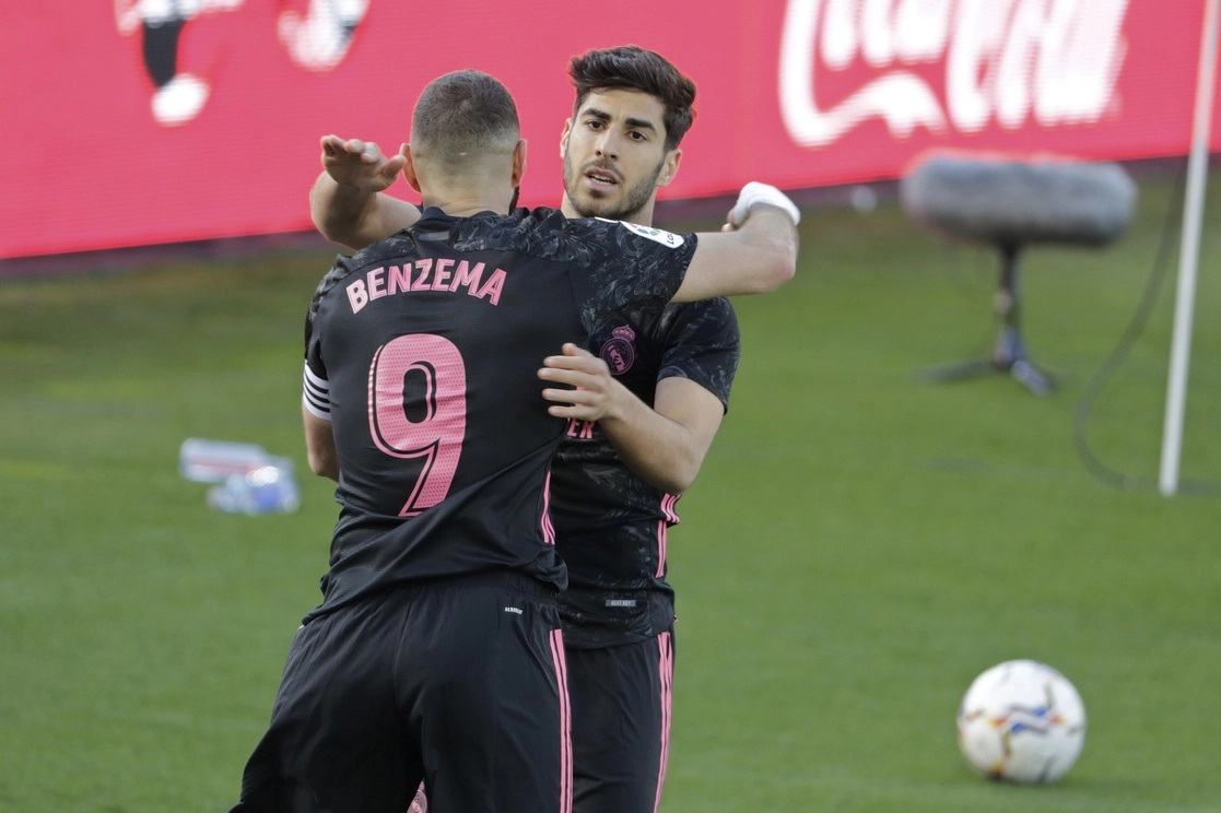 Karim Benzema y Marco Asensio celebran uno de los goles del delantero francés. Foto Ap 